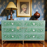 Commode à 6 tiroirs avec incrustations de nacre et motif de vignes en volutes, verte